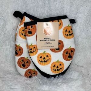 NWT Martha Stewart Halloween Fall Pumpkin Oven Mitts - Set of Two